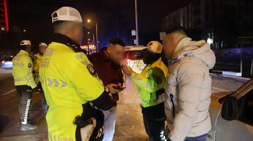 KONYA’DA YILBAŞI NEDENİYLE GECE BOYUNCA YAPILAN ALKOL UYGULAMA NOKTASINDAKİ POLİSİ