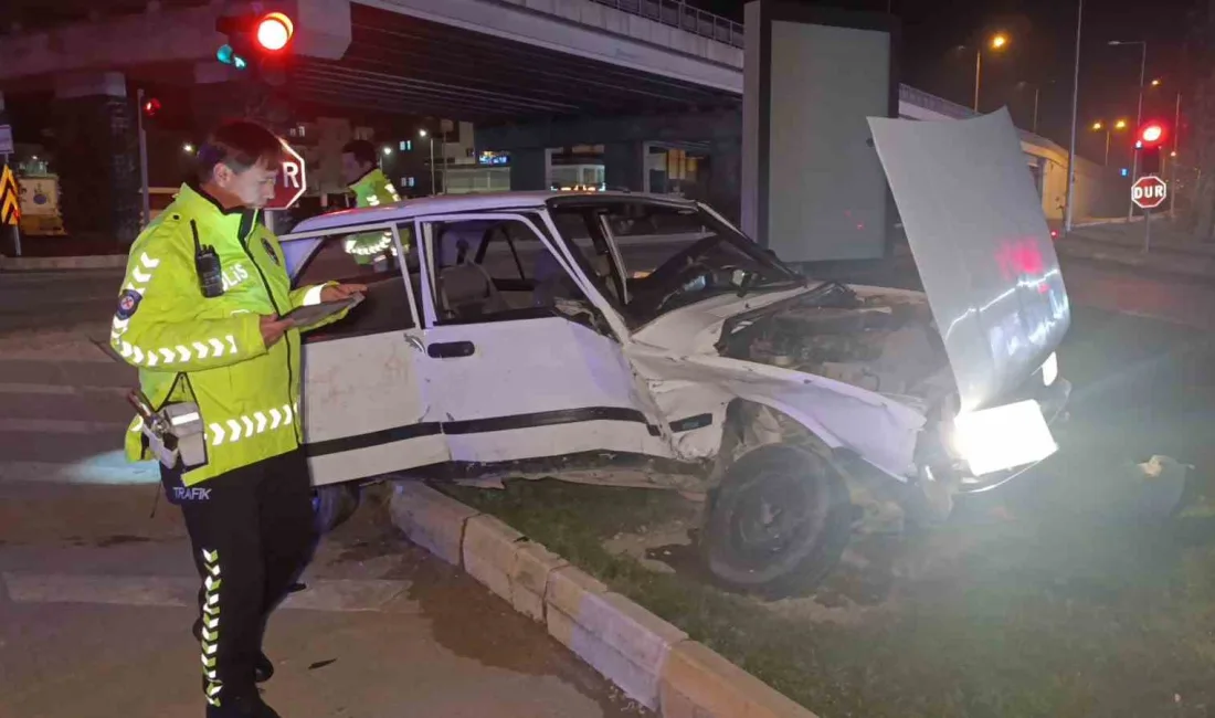 Antalya’da 2 otomobilin çarpışması sonucu meydana gelen trafik kazasında 3