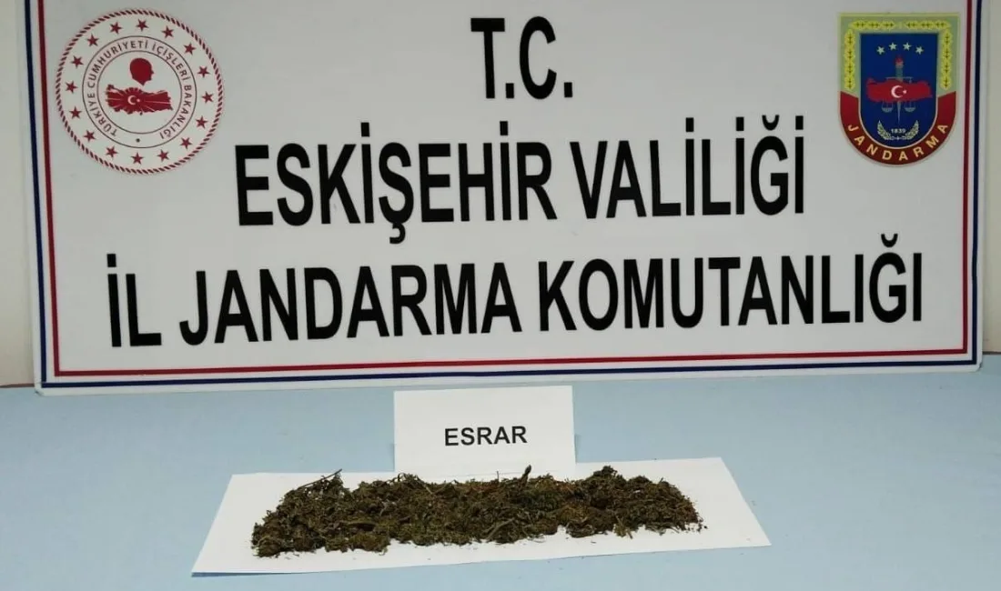 Eskişehir’de jandarma ekiplerinin çalışmaları sonucunda, bulundukları araçta uyuşturucu madde ile