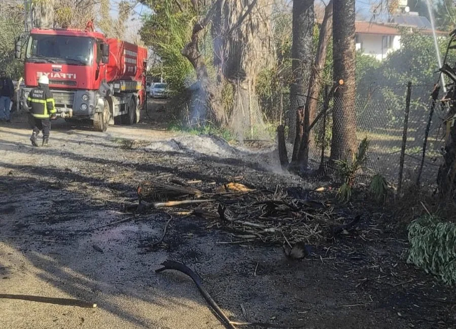 Hatay’ın Arsuz ilçesinde otluk alanda çıkan yangın itfaiye ekipleri tarafından