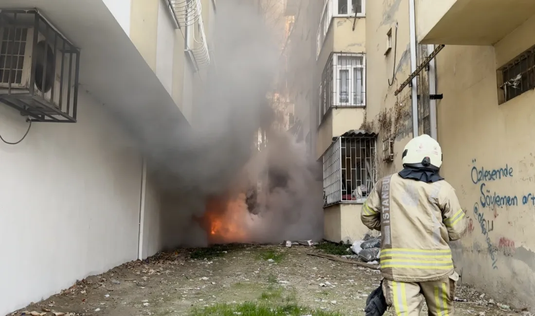 İstanbul Avcılar’da iki bina arasında çıkan yangın dairelere sirayet etti.