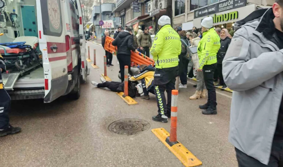 Balıkesir’in Bandırma ilçesinde yolun karşısına geçmeye çalışan kızlara çarpan motosiklet