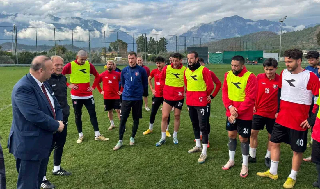 Uşak Belediye Başkanı Özkan Yalım, kampta bulunan Uşakspor futbolcularını ziyaret