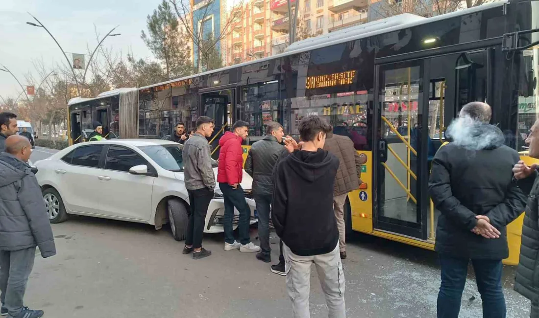 Batman’da belediye halk otobüsü ile otomobilin çarpıştığı maddi hasarlı kaza