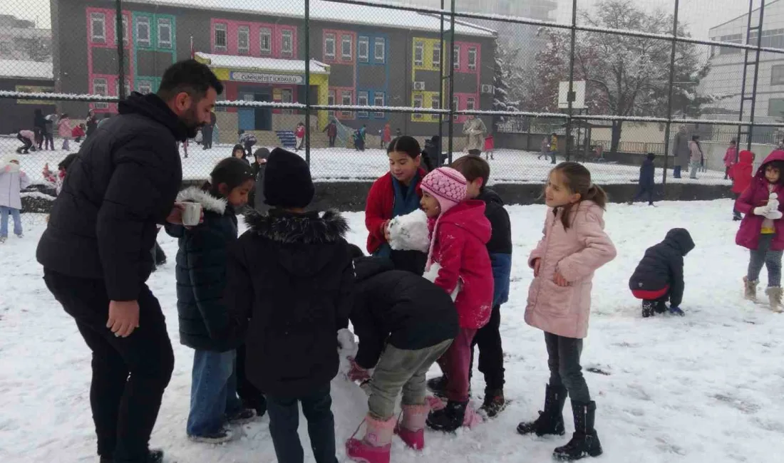 BATMAN'IN GERCÜŞ İLÇESİNDE ETKİLİ OLAN KAR YAĞIŞIYLA BİRLİKTE ÇOCUKLAR GÖNÜLLERİNCE