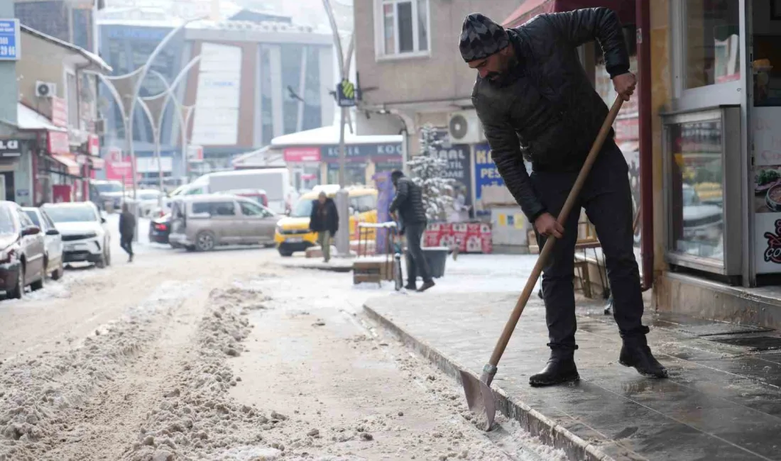 BAYBURT’A YENİ YILIN İLK KARININ YAĞMASIYLA KENT BEYAZ ÖRTÜYLE KAPLANDI