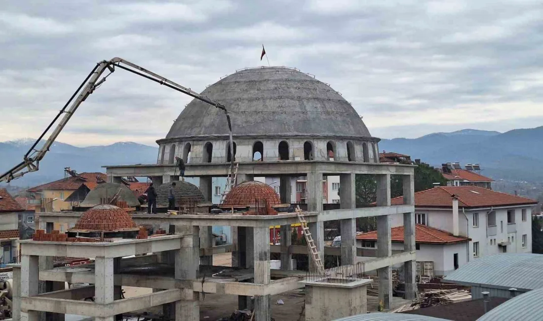 Denizli’nin Beyağaç ilçesinde yapımı süren Çarşı Camisi inşaatında kubbe kaplama