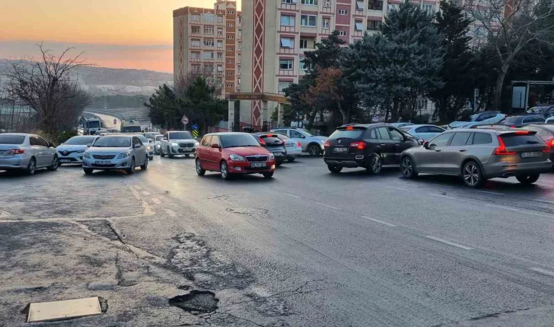 İSTANBUL BEYLİKDÜZÜ'NDE SABAH SAATLERİNDE YOLA YAĞ DÖKÜLDÜ. DÖKÜLEN YAĞ NEDENİYLE