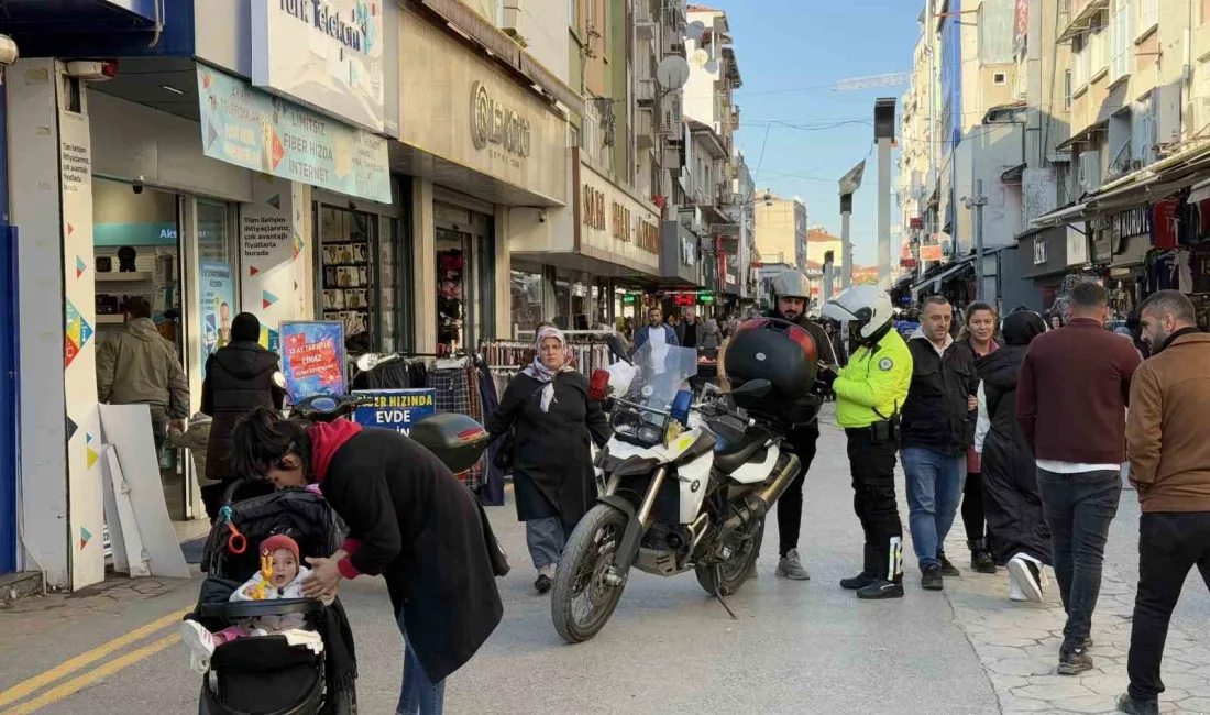 SAKARYA’NIN ADAPAZARI İLÇESİNDE YAYALARA AYRILAN ALANA MOTOSİKLETLE GİREN KİŞİLERE TRAFİK