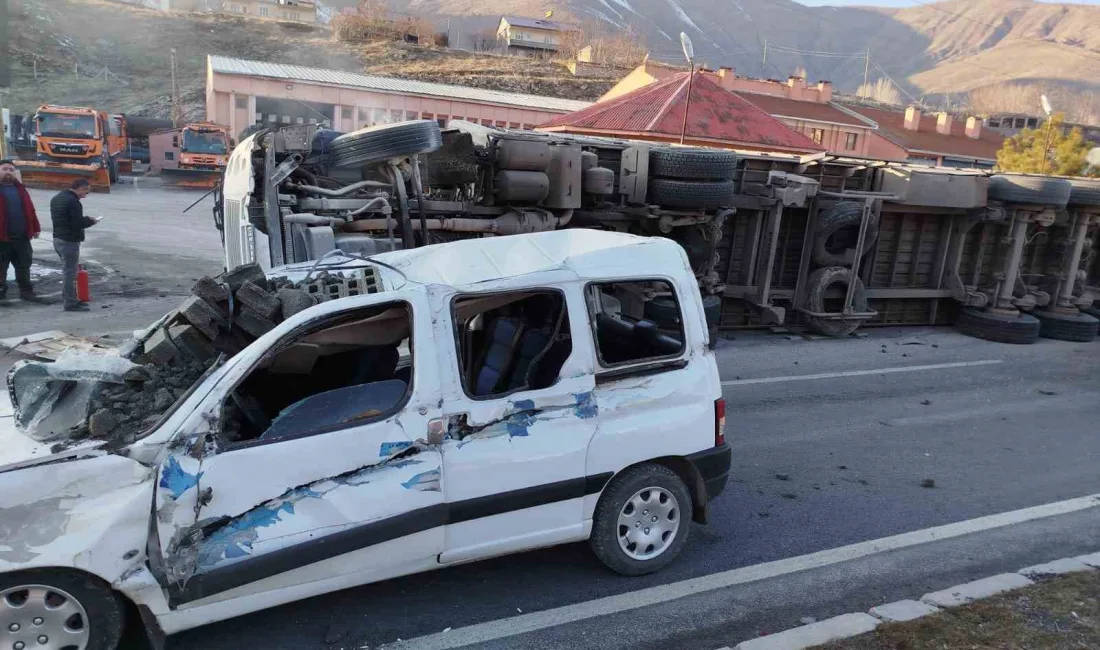 Bitlis’te sürücüsünün direksiyon hakimiyetini kaybettiği tırın devrilmesi sonucu meydana gelen