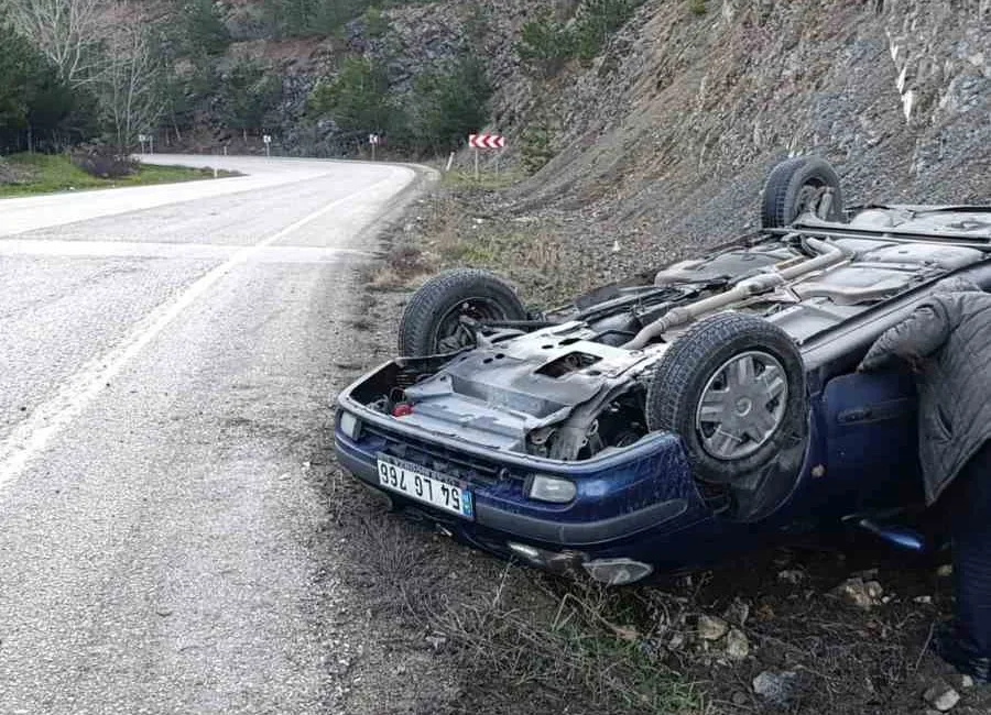 Bolu’da gizli buzlanma nedeniyle sürücüsünün kontrolünden çıkan otomobil takla attı.