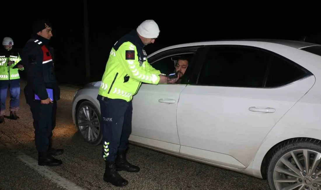 BOLU’DA JANDARMA EKİPLERİ GECE SAATLERİNDE MUDURNU-ABANT YOLUNDA TRAFİK DENETİMİ YAPTI.