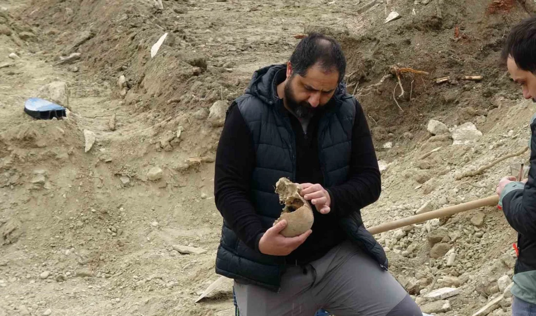 Burdur Öğretmenevi bahçesinde yapılan kazı çalışmaları sırasında ortaya çıkan insan