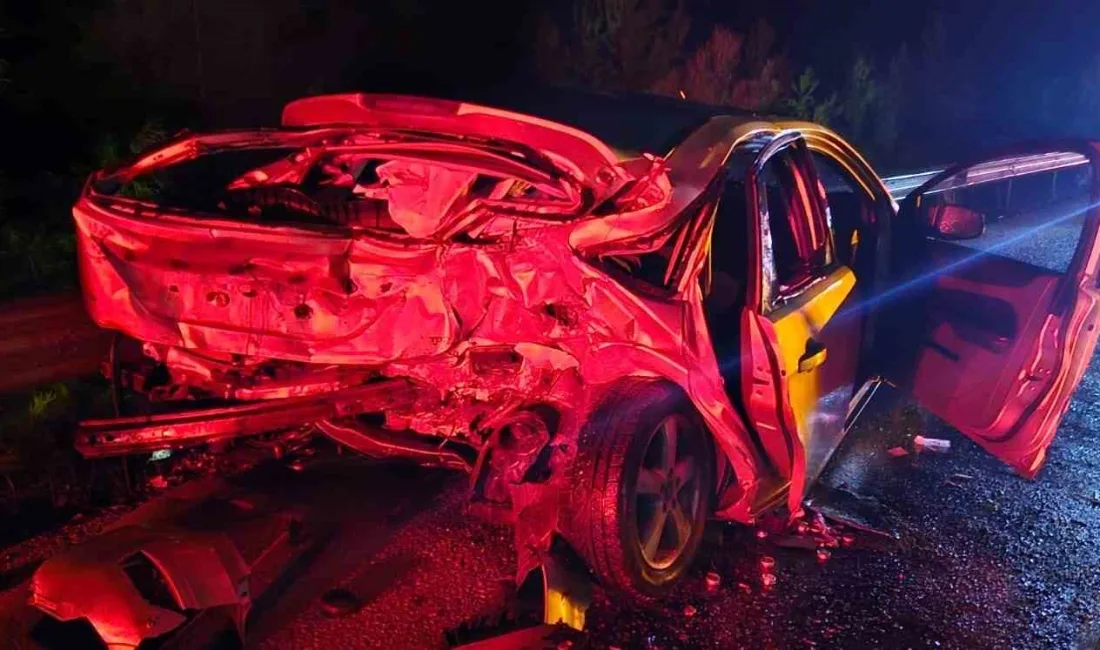 Burdur’un Bucak ilçesinde iki otomobilin çarpışması sonucu 6 kişi yaralandı.