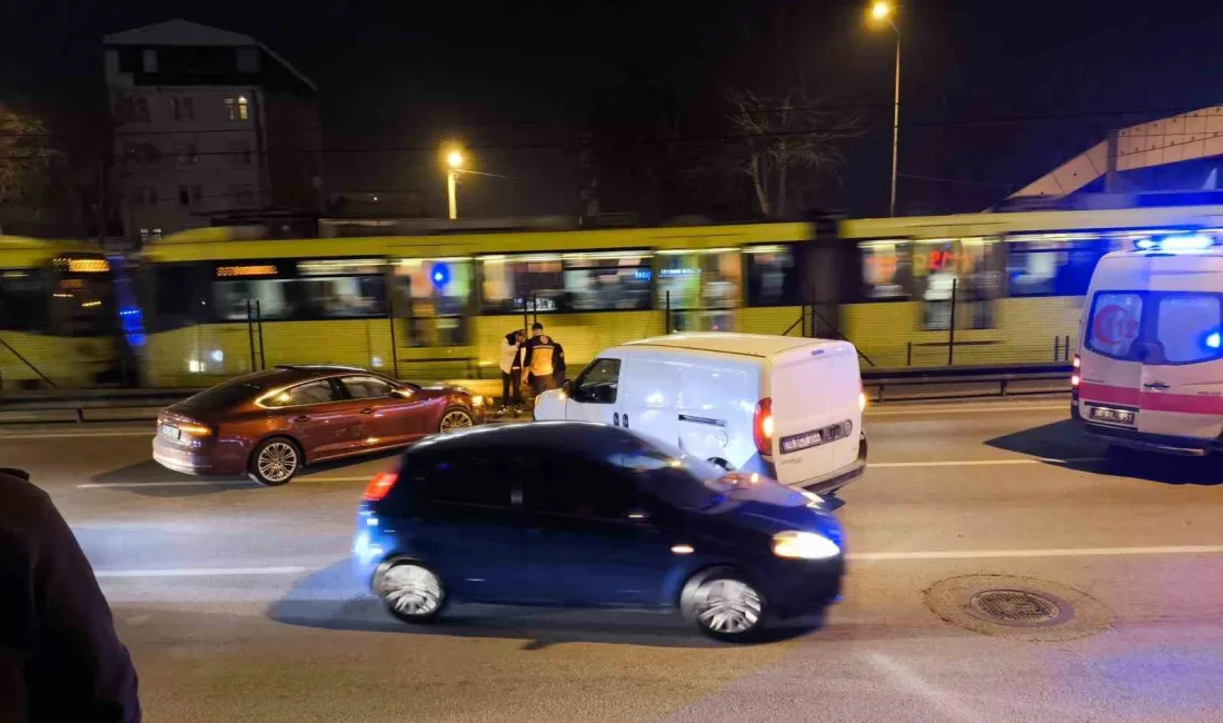 Bursa’da çarpışan araçlar bariyere çarparak durabildi. Kazada 1 kişi yaralandı.