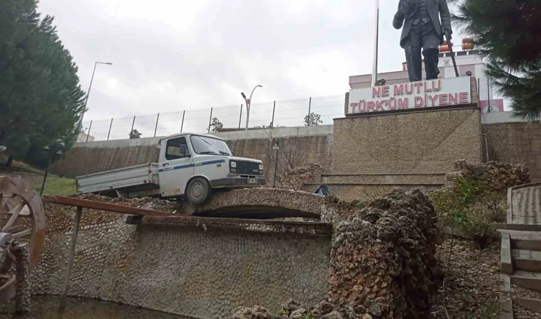 ANTALYA’NIN SERİK İLÇESİNDE PARK İÇİNDEKİ SÜS HAVUZUNUN KÖPRÜSÜNDE ASILI KALMIŞ