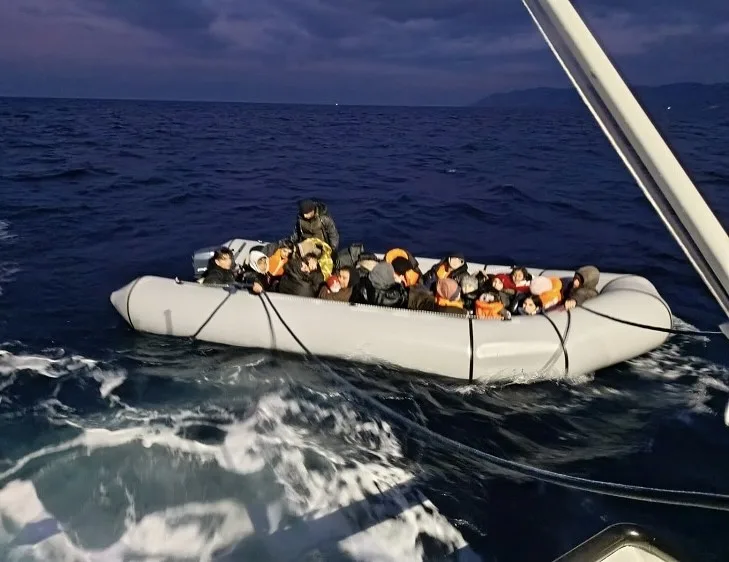 Çanakkale’nin Ayvacık ilçesi açıklarında motor arızası nedeniyle sürüklenen ve yardım