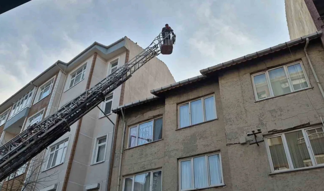 TEKİRDAĞ'IN SÜLEYMANPAŞA İLÇESİ ÇİFTLİKÖNÜ MAHALLESİ’NDE, ÇATIYA SIKIŞAN BİR KİŞİNİN OLDUĞU