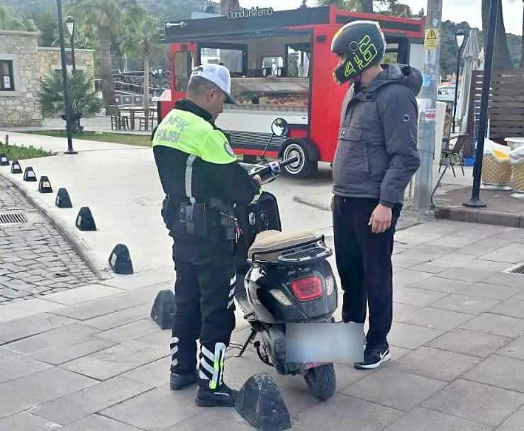 İzmir’in Çeşme ilçesinde kural ihlali yapan 34 motosiklet sürücüsüne toplam