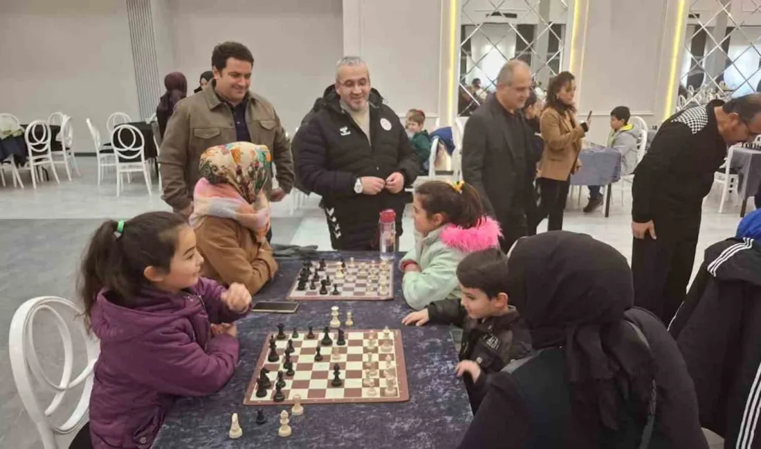 Çorum’da düzenlenen etkinlikte çocuklar ve aileleri birlikte satranç oynayarak doyasıya