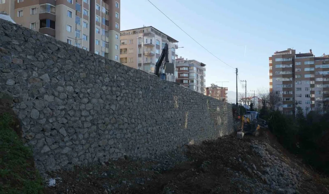 Trabzon’un Ortahisar ilçesi Yeşiltepe Mahallesi’nde çöken 58 metre uzunluğunda ve