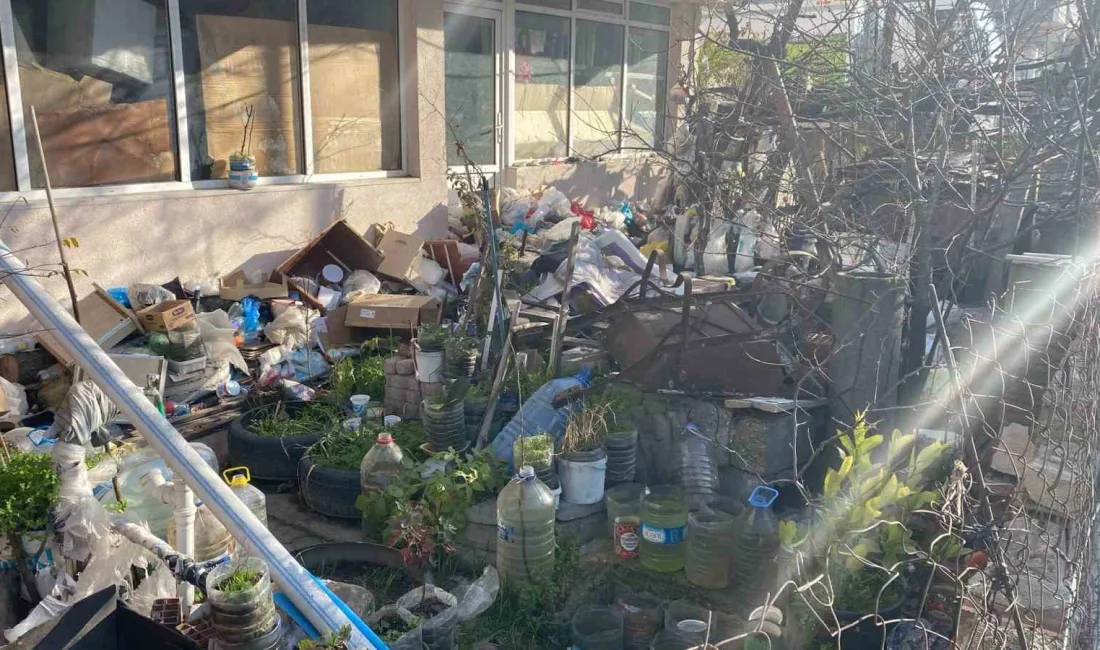 Tekirdağ Kapaklı ilçesinde yaşayan bir kadının 10 yıldır çöplerini biriktirmesi