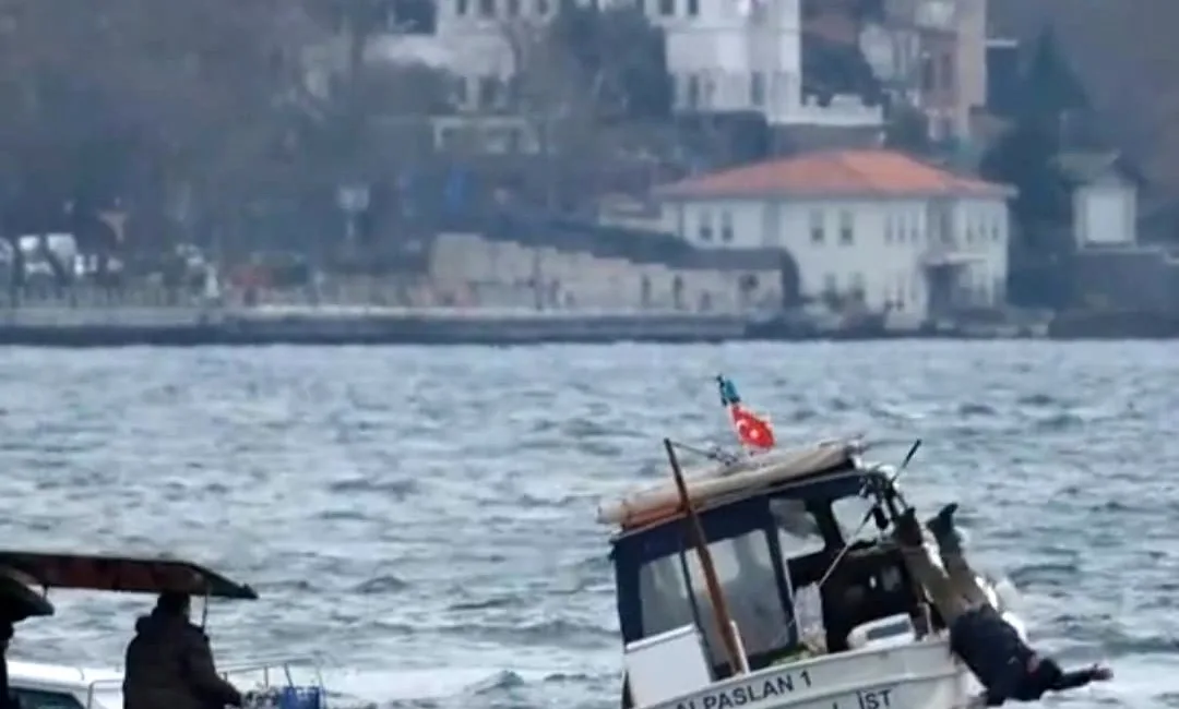 İstanbul Boğazı’nda seyreden deniz polisinin teknesinin oluşturduğu dalga nedeniyle bir