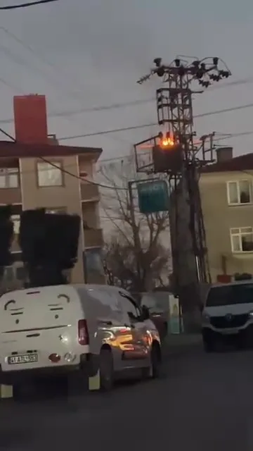 KOCAELİ'NİN DARICA İLÇESİNDE İKİ MAHALLEDE ELEKTRİK TELLERİ İLE TRAFOLAR BOMBA