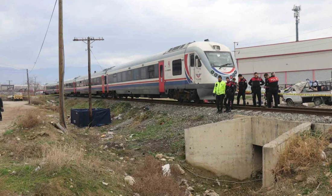 Denizli’de tren raylarından karşıya geçmeye çalışan adama tren çarptı. Denizli’nin