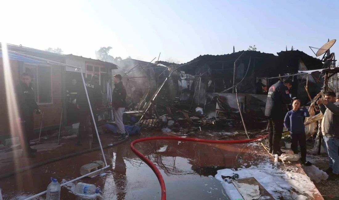 HATAY'IN DEFNE İLÇESİNDE DEPREMZEDELERİN KALDIĞI 4 KONTEYNER YANARAK KULLANILAMAZ HALE