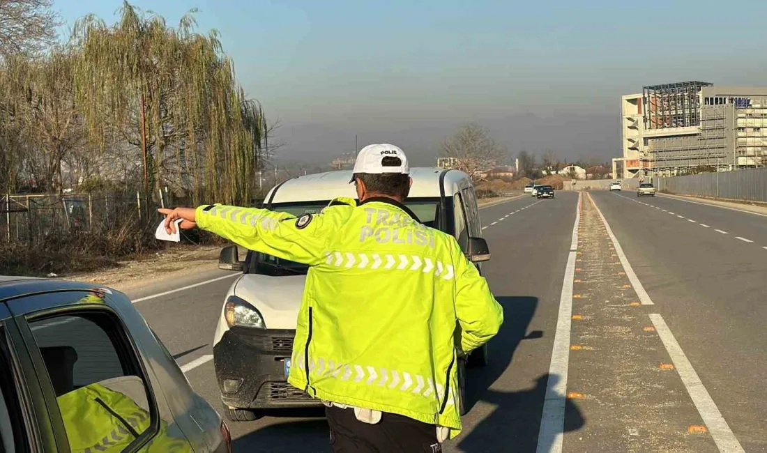 DÜZCE’DE DENETİM YAPAN POLİS VE JANDARMA EKİPLERİ KURAL TANIMAYAN SÜRÜCÜLERE