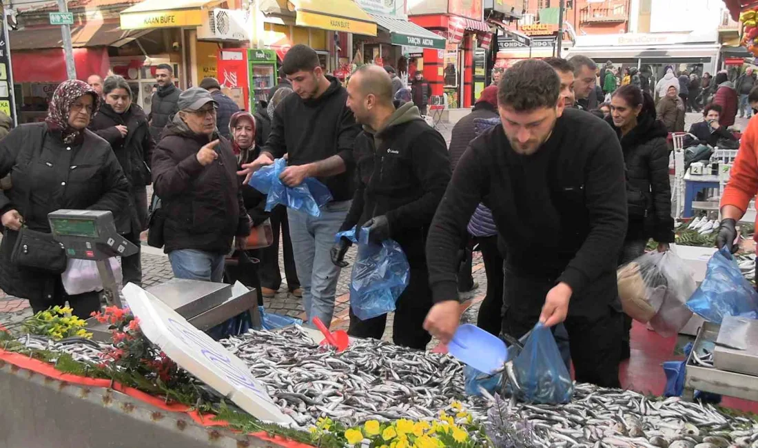 EDİRNE'DE FİYATI DÜŞEN HAMSİ TEZGAHLARI ŞENLENDİRDİ. KİLOSUNUN 100 LİRADAN SATILDIĞINI