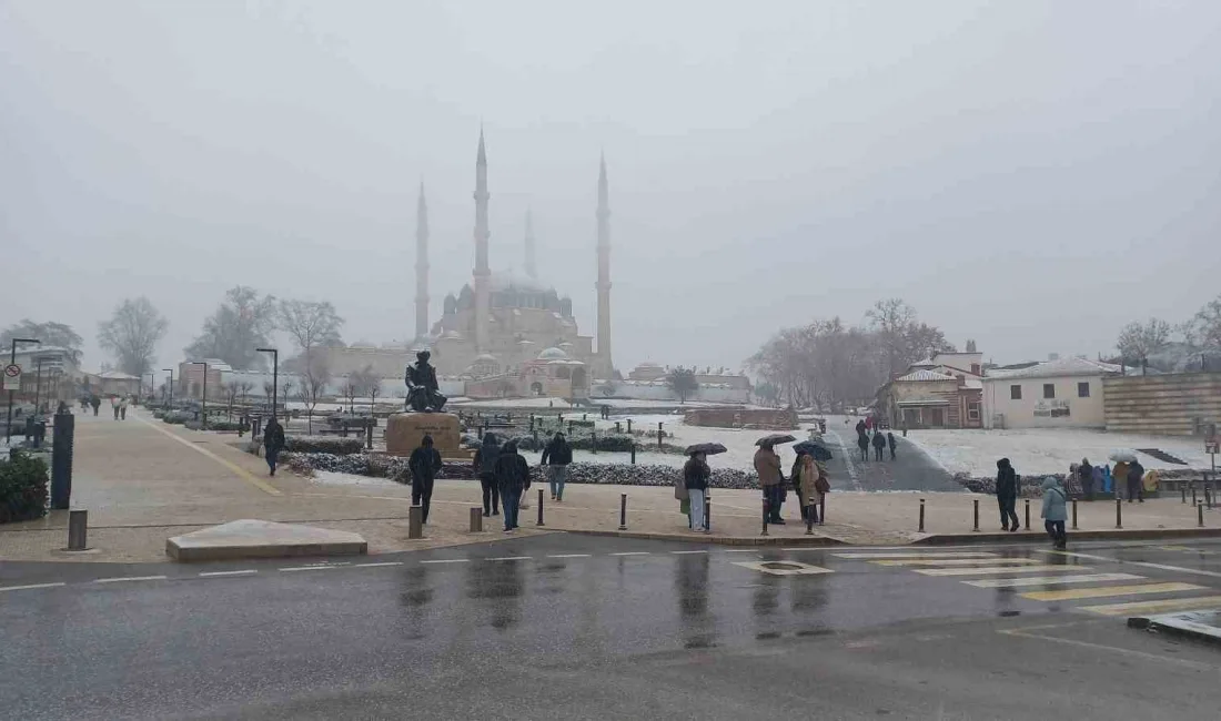 Edirne’de akşam saatlerinden itibaren etkili olan kar yağışı nedeniyle motokuryelerin