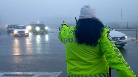 EDİRNE'DE YOĞUN SİS NEDENİYLE GÖRÜŞ MESAFESİNİN 20 METRENİN ALTINA DÜŞMESİYLE