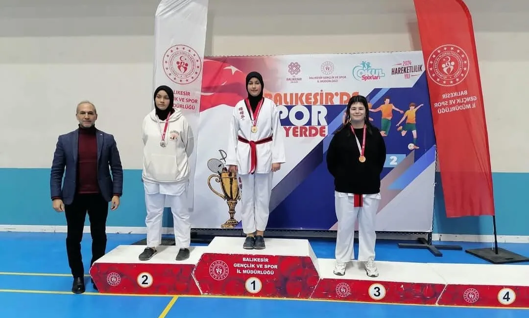 Edremit Anadolu İmam Hatip Lisesi öğrencisi Fatma Zehra Girgin, Taekwondo