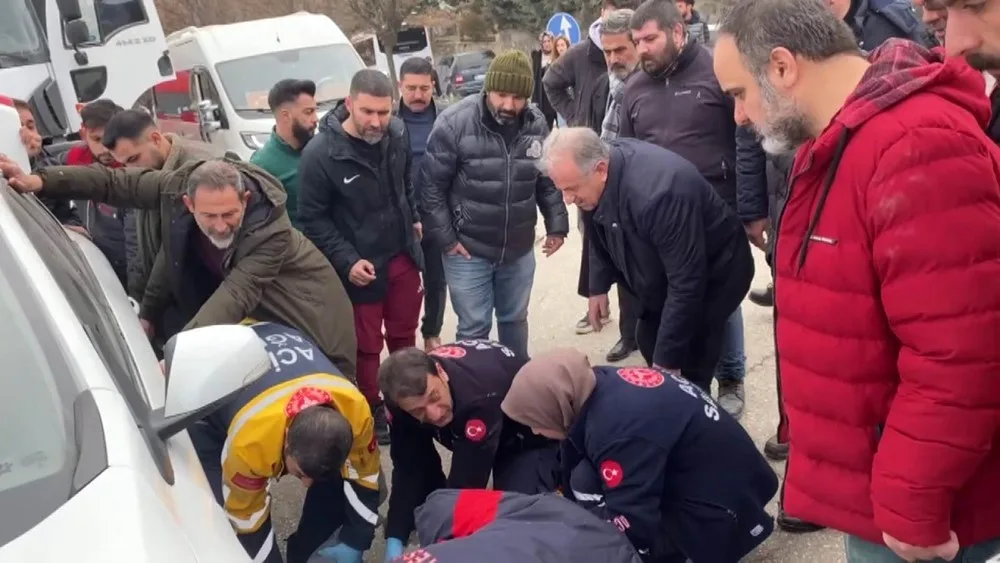 Elazığ’da seyir halindeyken otomobilin altına giren motokurye, yoğun uğraşlar sonucu