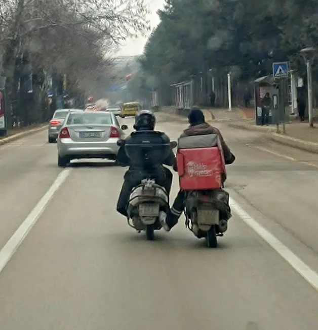 Elazığ’da 2 motokuryenin trafikte tehlikeli ilerleyişi cep telefonu kamerasına yansıdı.