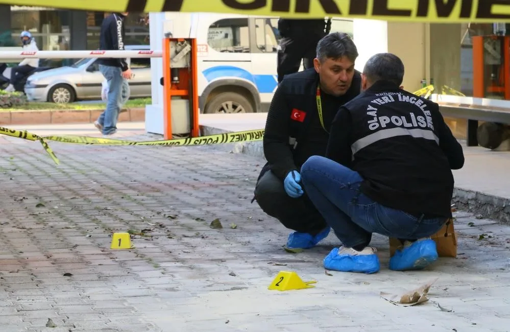 OLAY, ANTALYA'NIN MURATPAŞA İLÇESİ İSMET GÖKŞEN CADDESİ ÜZERİNDE MEYDANA GELDİ.