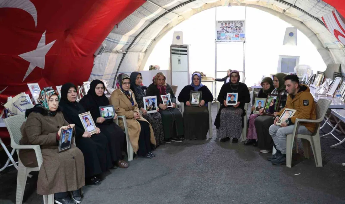 ESKİ HDP DİYARBAKIR İL BAŞKANLIĞI BİNASI ÖNÜNDE OTURMA EYLEMİ BAŞLATAN