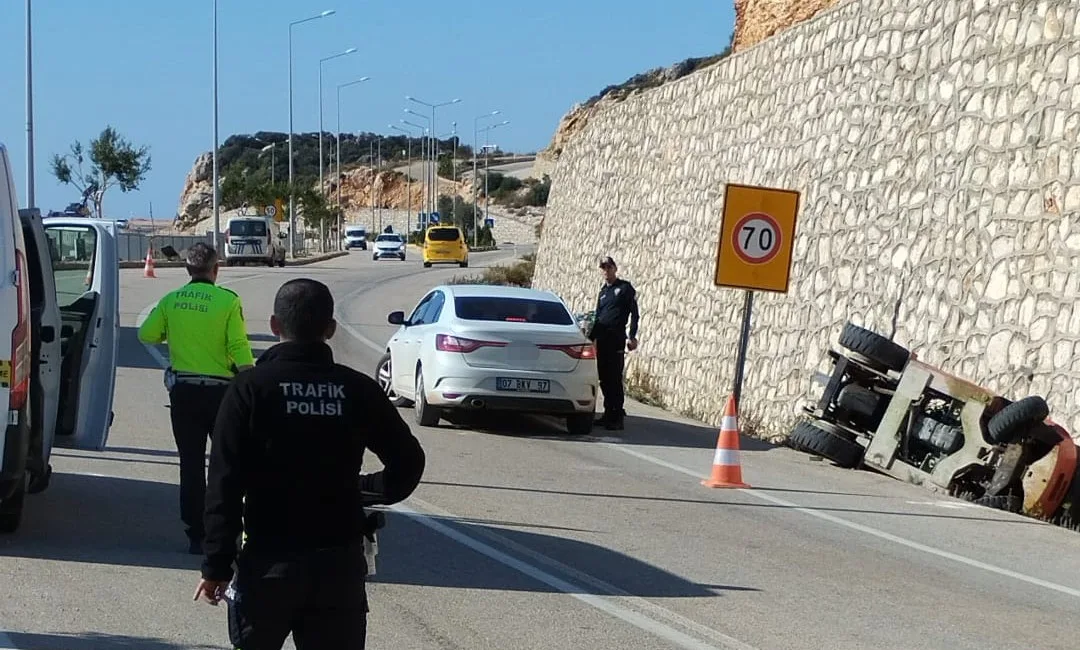 Antalya’nın Kaş ilçesinde devrilen forkliftin altında kalan bir kişi hayatını