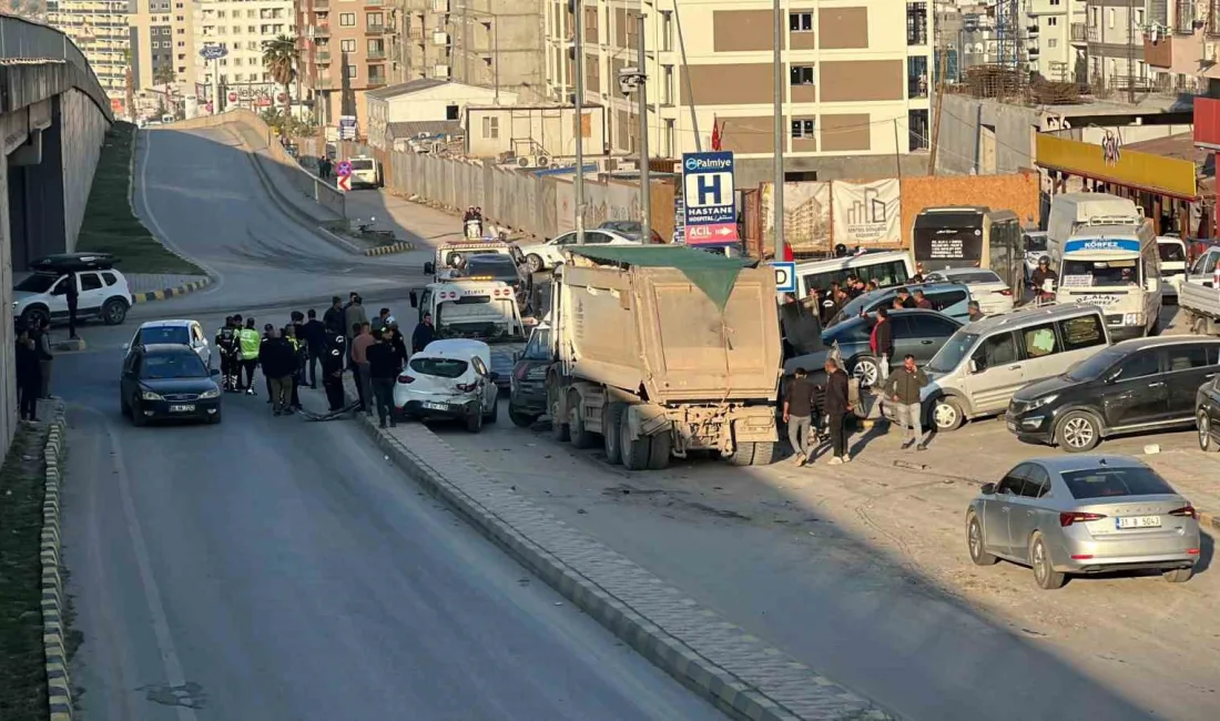 Hatay’da fren sisteminde yaşanan arıza sonrası duramayarak, kavşakta bekleyen 5