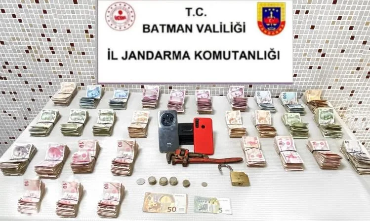 Batman’da bir türbenin hayır kutusunun içindeki paralarla çalınmasının ardından jandarma