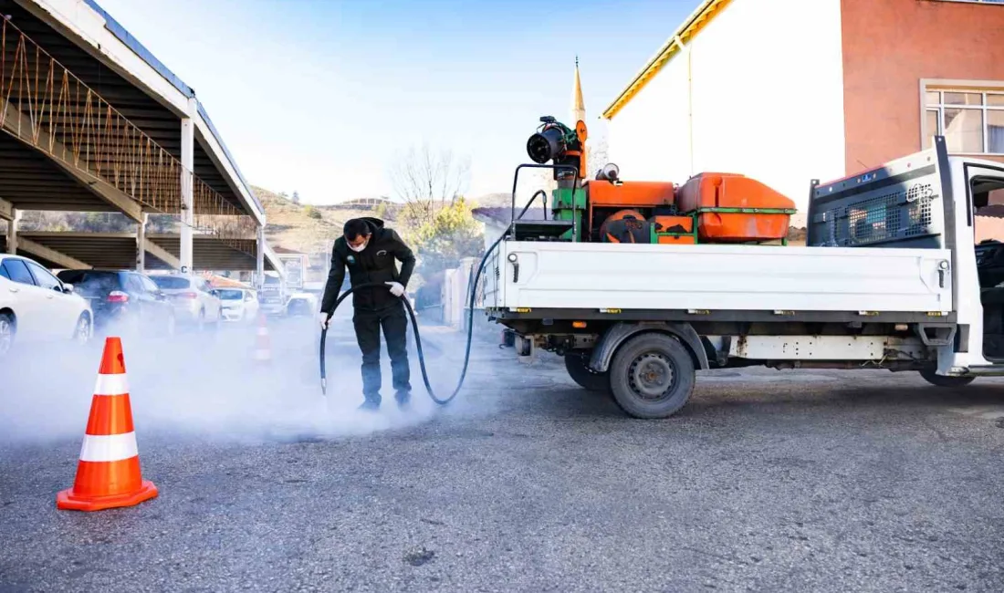 Gölbaşı Belediyesi ekipleri, ilçedeki kanalizasyonlarda sivrisinek, hamam böcekleri, fareler ve