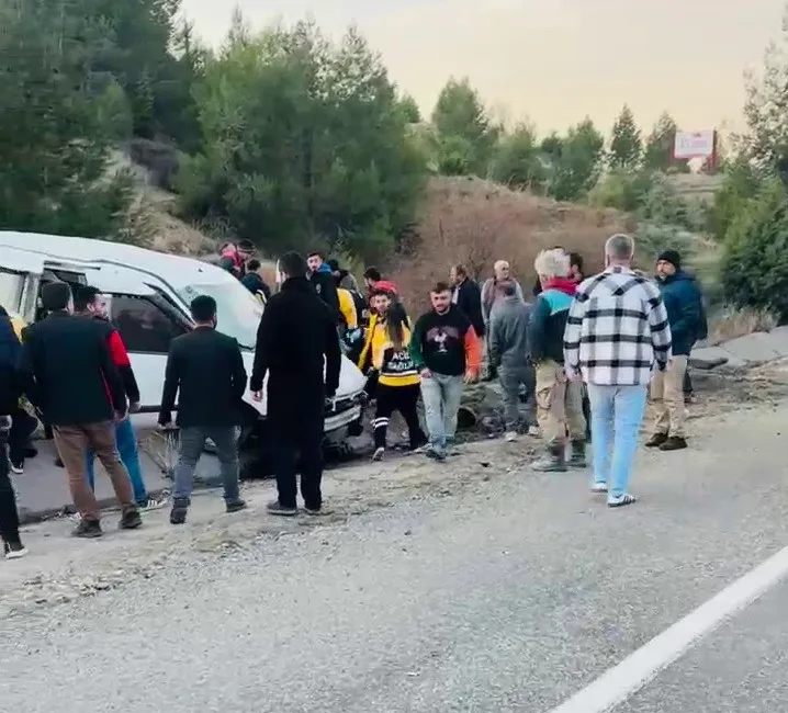 Adıyaman’ın Kahta ilçesinde hafif ticari aracın kontrolden çıkarak menfeze savrulması