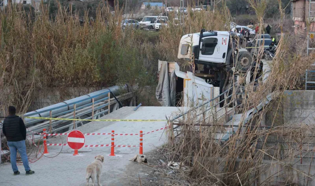 HATAY’IN ANTAKYA İLÇESİNDE HAFRİYAT KAMYONU KÖPRÜDEN GEÇİŞİ SIRASINDA KÖPRÜNÜN ÇÖKMESİYLE