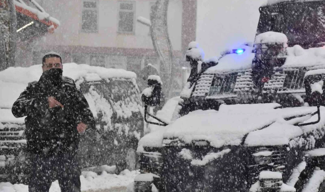 Hakkari polisi kar yağışı ve hava sıcaklığının sıfırın altında 10