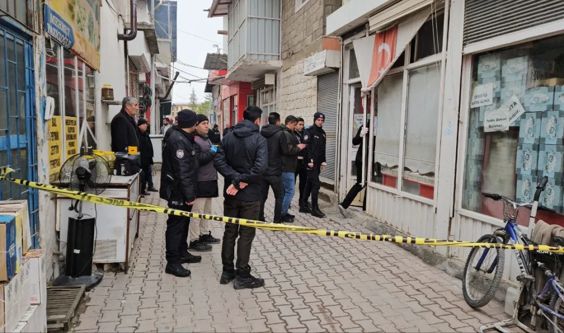 Malatya’nın Darende ilçesinde şekerlemecilik yapan 59 yaşındaki İsmail Özoğlu, boynundaki