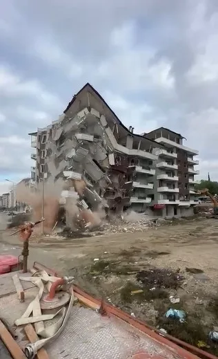 Hatay’ın Defne ilçesinde 7 katlı binanın iş makinesinin dokunuşlarıyla kontrollü