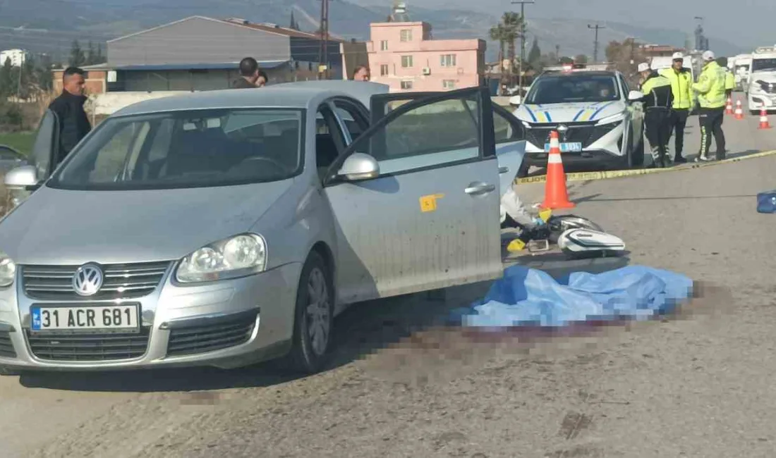 Hatay’ın Antakya ilçesinde otomobilin yola savurduğu motosikletli kamyonetin çarpması sonucu