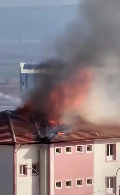 Hatay’ın Hassa ilçesinde Mesleki ve Teknik Anadolu Lisesi çatısında çıkan